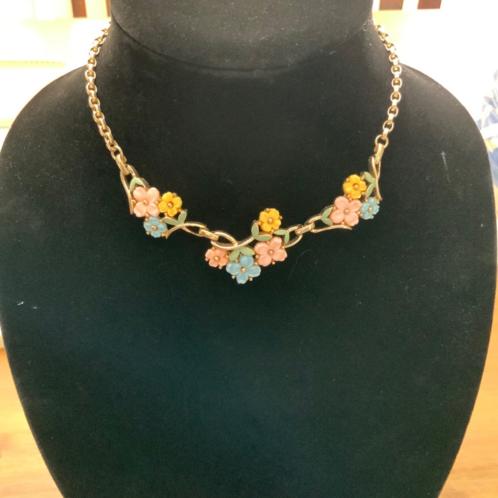 Pretty flower necklace